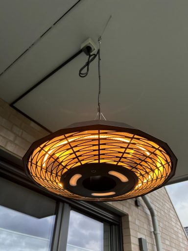 Hängende Terrasse Heizlampe mit orangefarbenem Licht und gitterartigem Design.