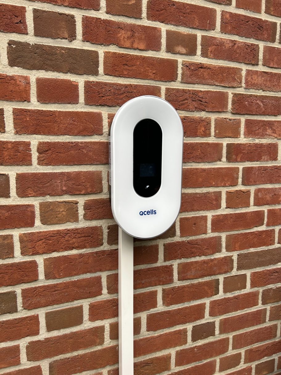 Moderne Wallbox-Installation am Einfamilienhaus